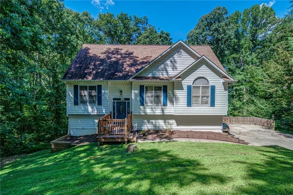 Property Photo: 8415 Emerald Pointe Lane GA 30506