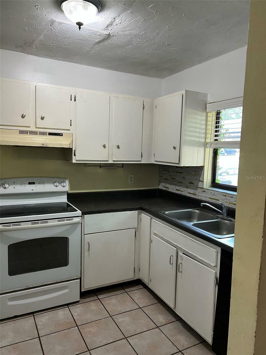 Property Photo:  6811 SW 46th Avenue  FL 32608 