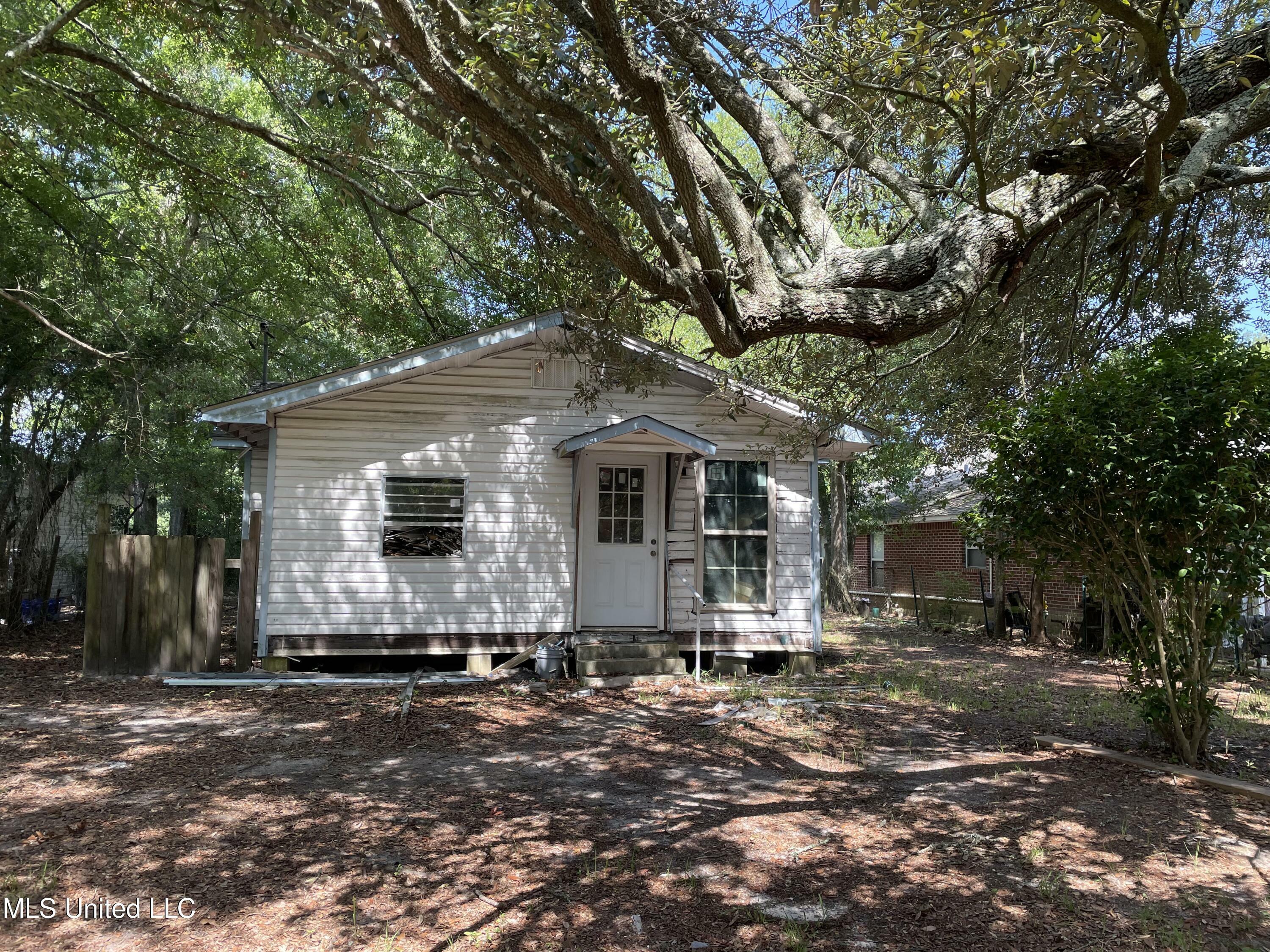 Property Photo:  2209 16th Avenue  MS 39501 