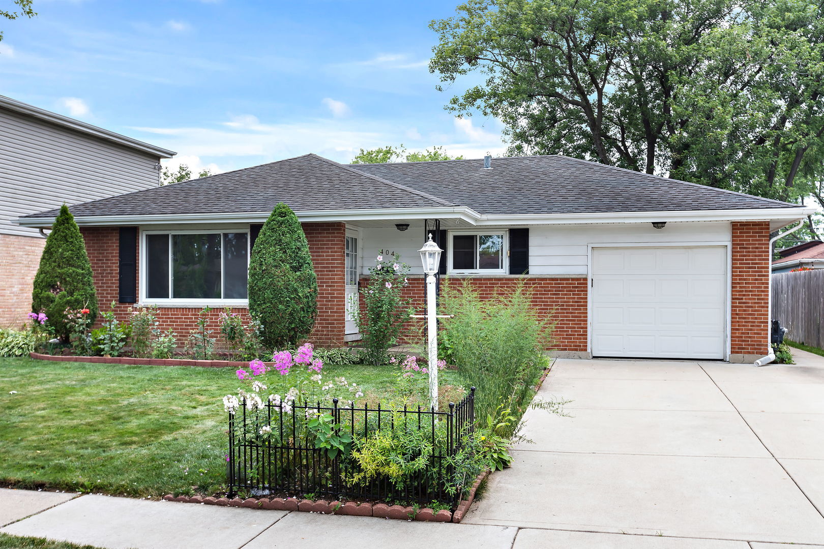 Property Photo: 404 Virginia Place IL 60090