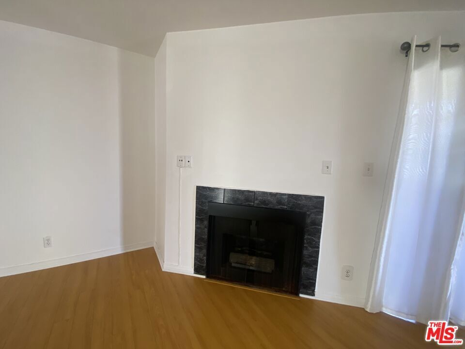 Property Photo:  610 Venice Way 106  CA 90302 