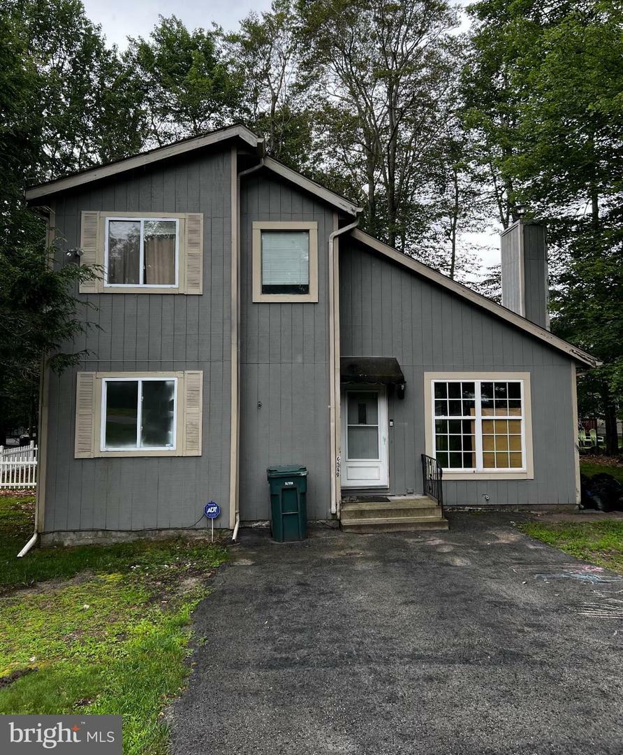 Property Photo: 1094 Country Place Drive PA 18466