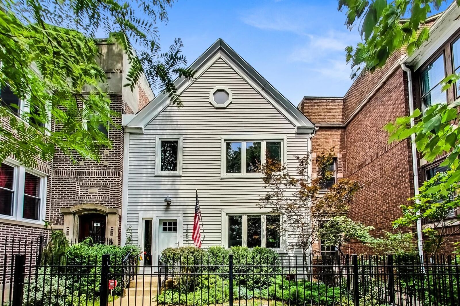 Property Photo:  1460 W Hollywood Avenue  IL 60660 