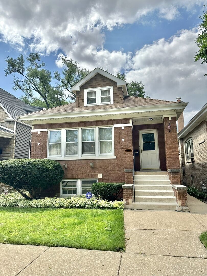 Property Photo: 5049 W Patterson Avenue IL 60641