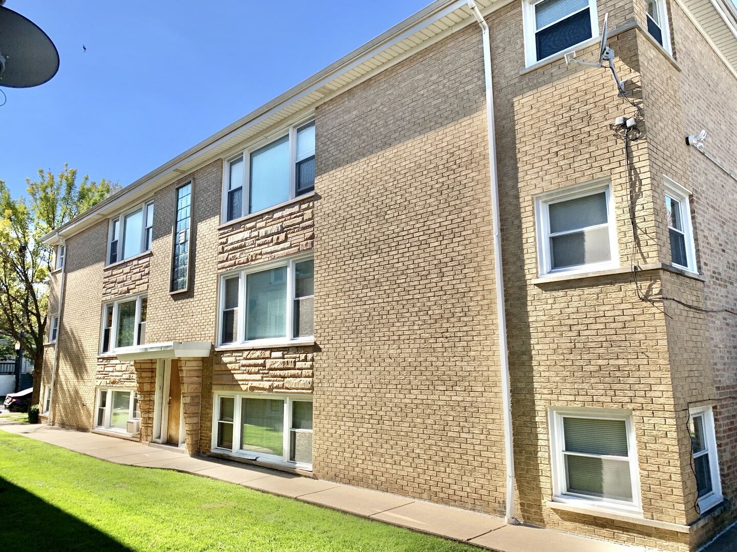 Property Photo: 6144 W Montrose Avenue Bn IL 60634