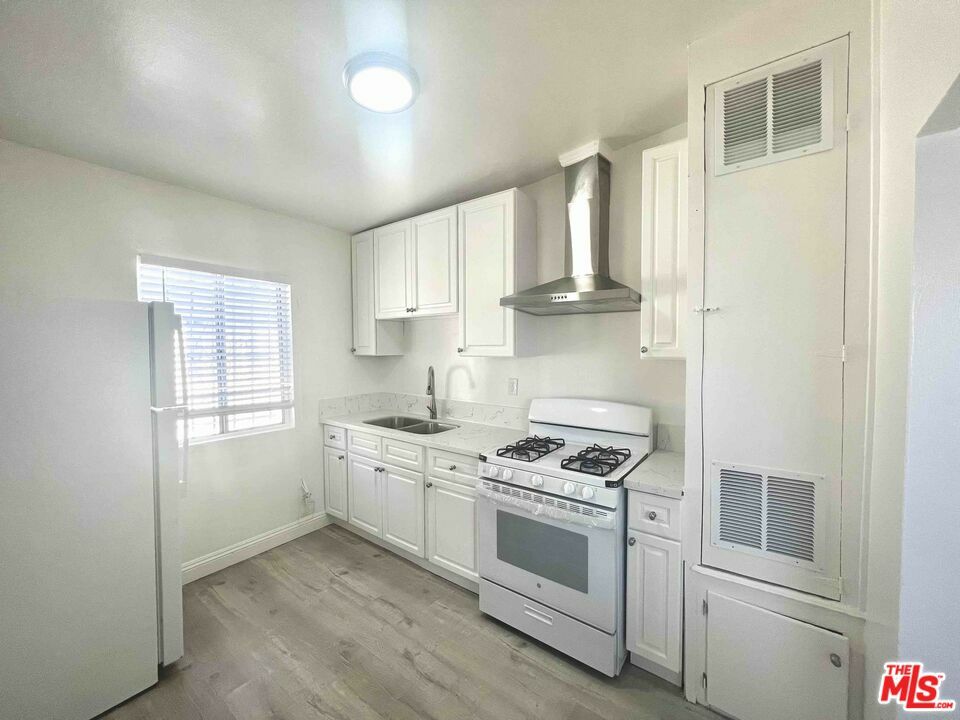 Property Photo:  703  W 79th St 6  CA 90044 