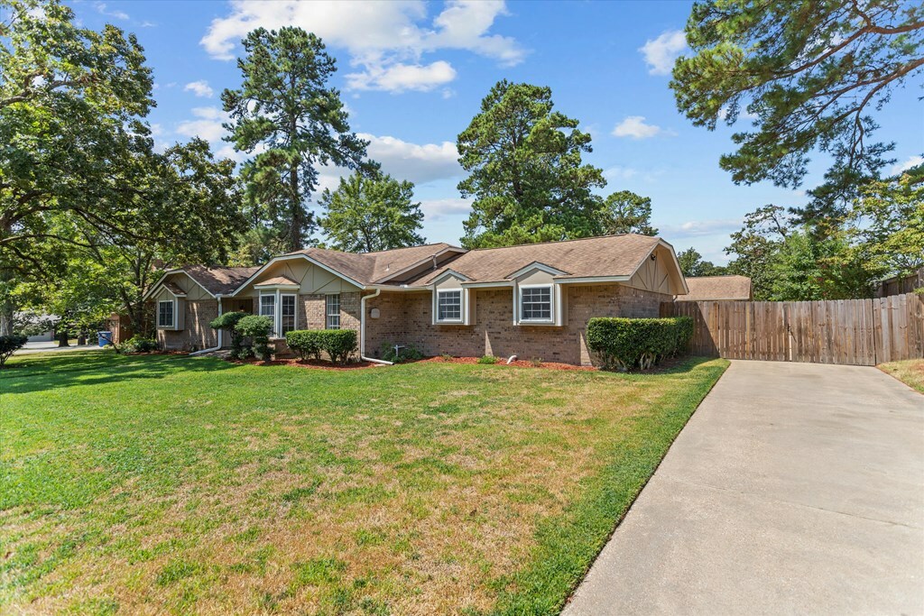 Property Photo:  2 Colonial Court  TX 75901 
