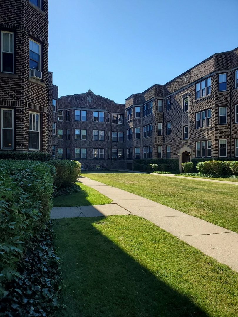Property Photo: 2114 Sherman Avenue 3E IL 60201