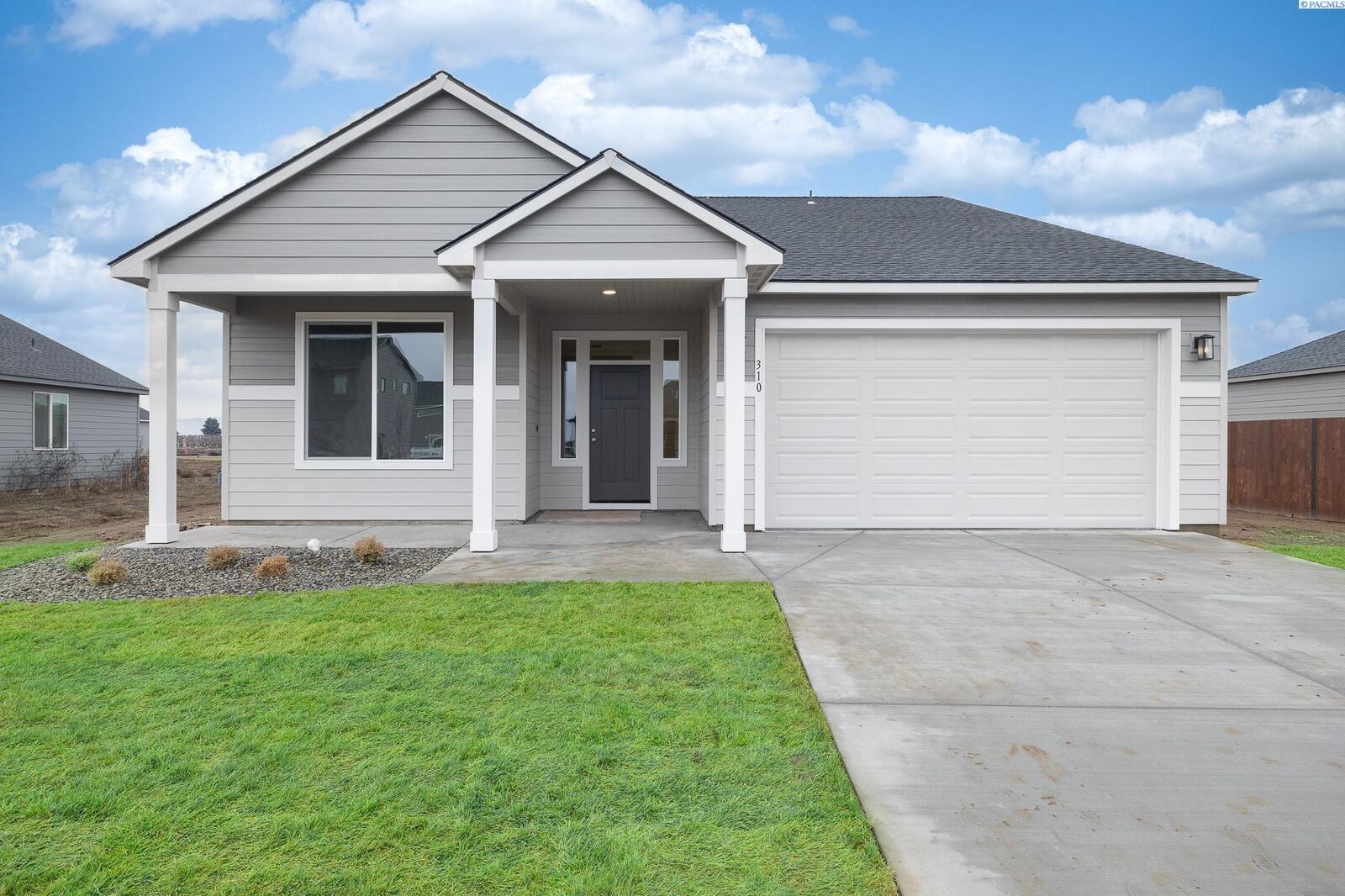 Property Photo: 310 Tanzanite Ave WA 99308