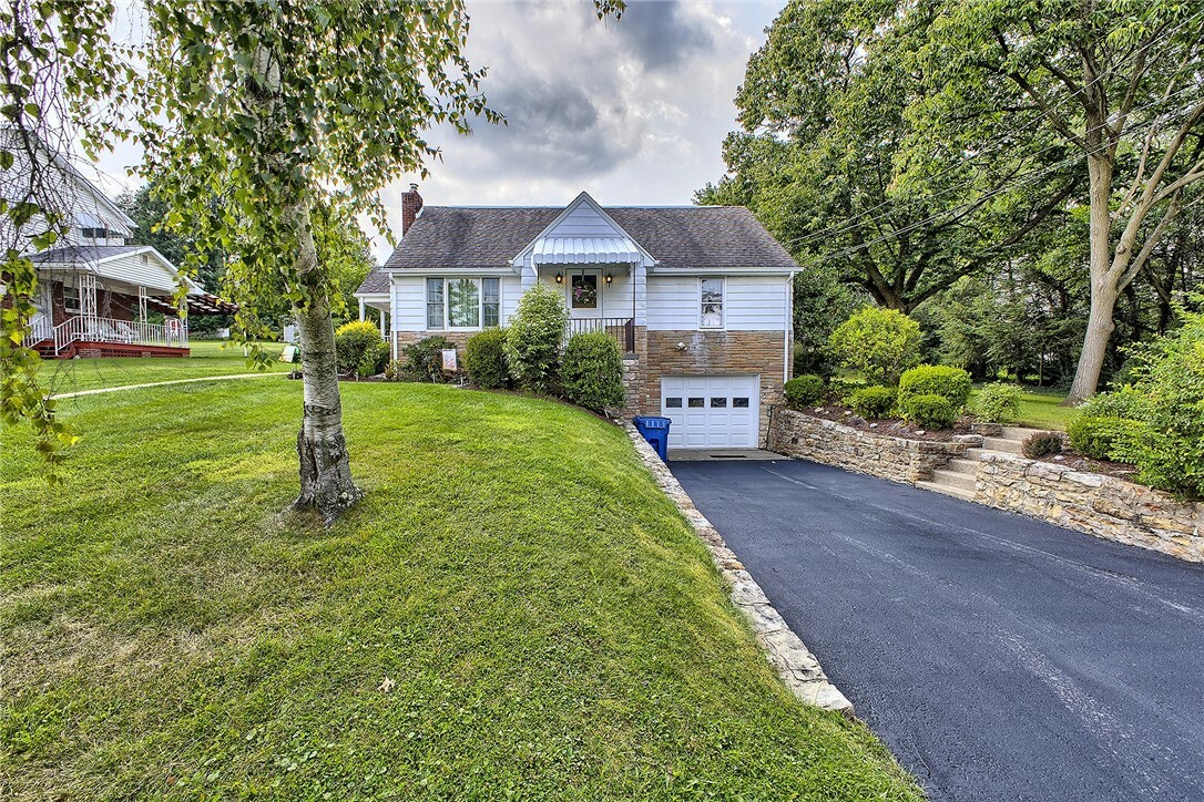 Property Photo:  1569 Woodlawn  Drive  PA 15650 