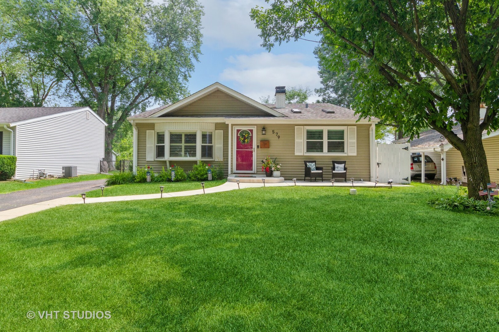 Property Photo: 579 Lowden Avenue IL 60137