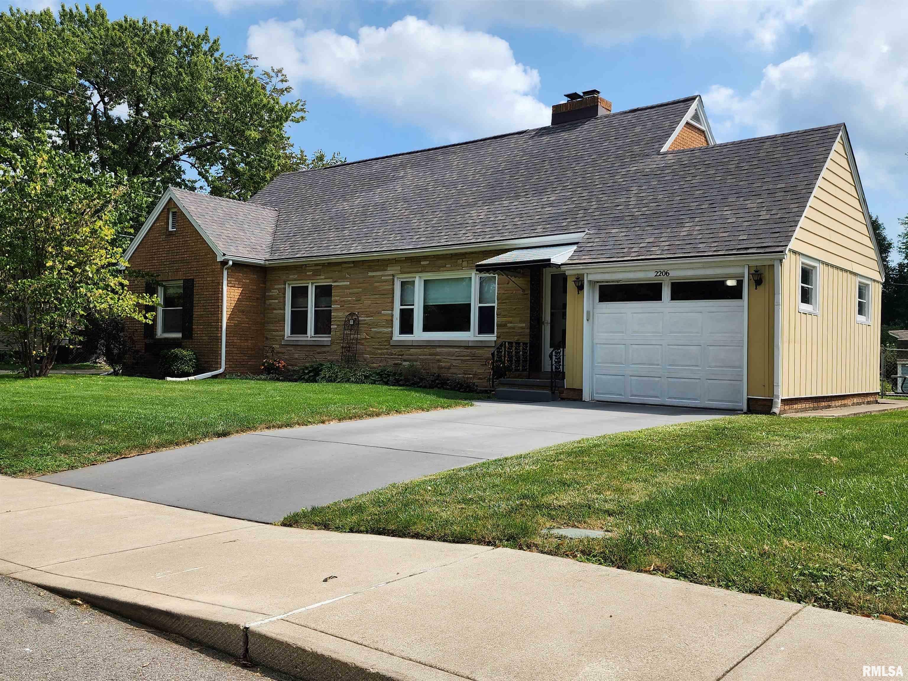 Property Photo:  2206 W Sherman Avenue  IL 61604 