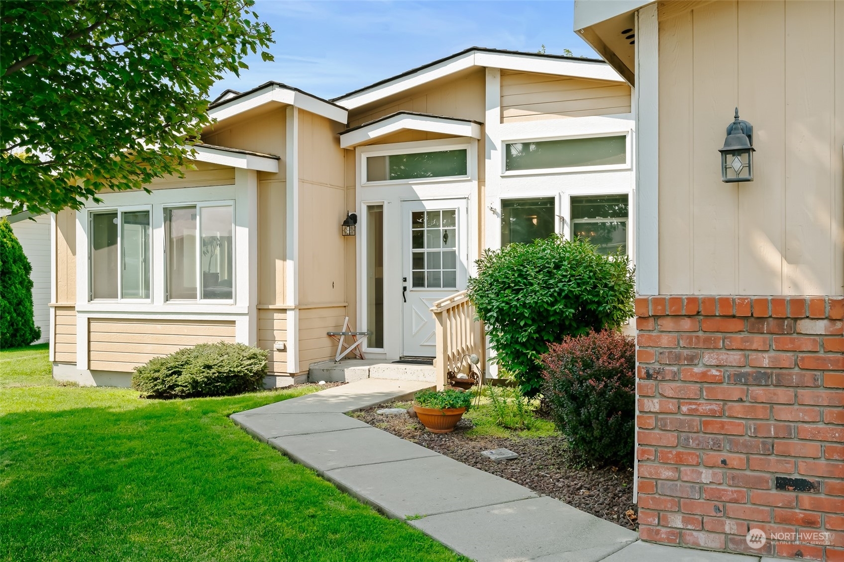 Property Photo:  1100 S Rosewood Drive 110  WA 98926 