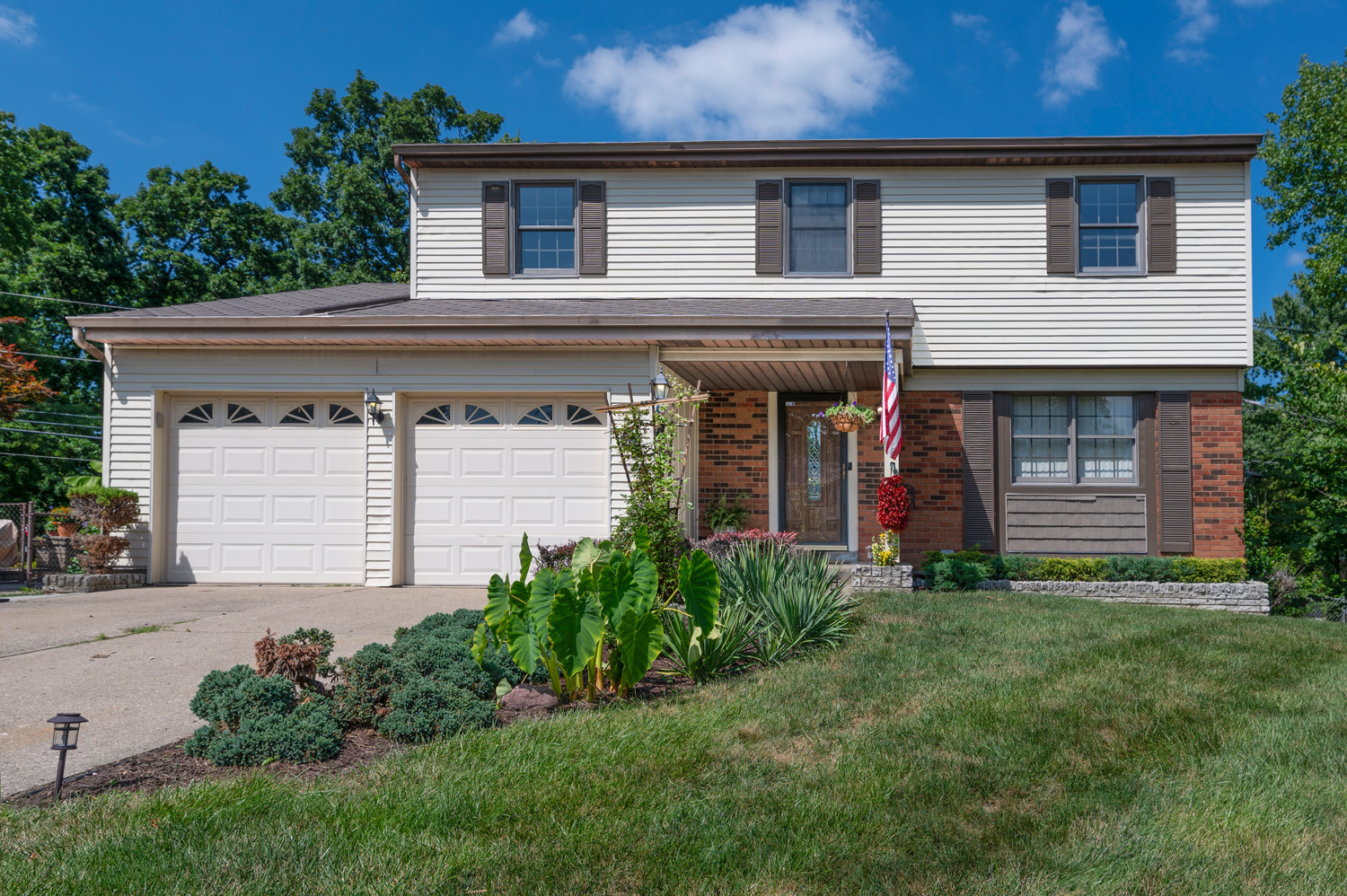 Property Photo: 327 Clareknoll Ct OH 45238