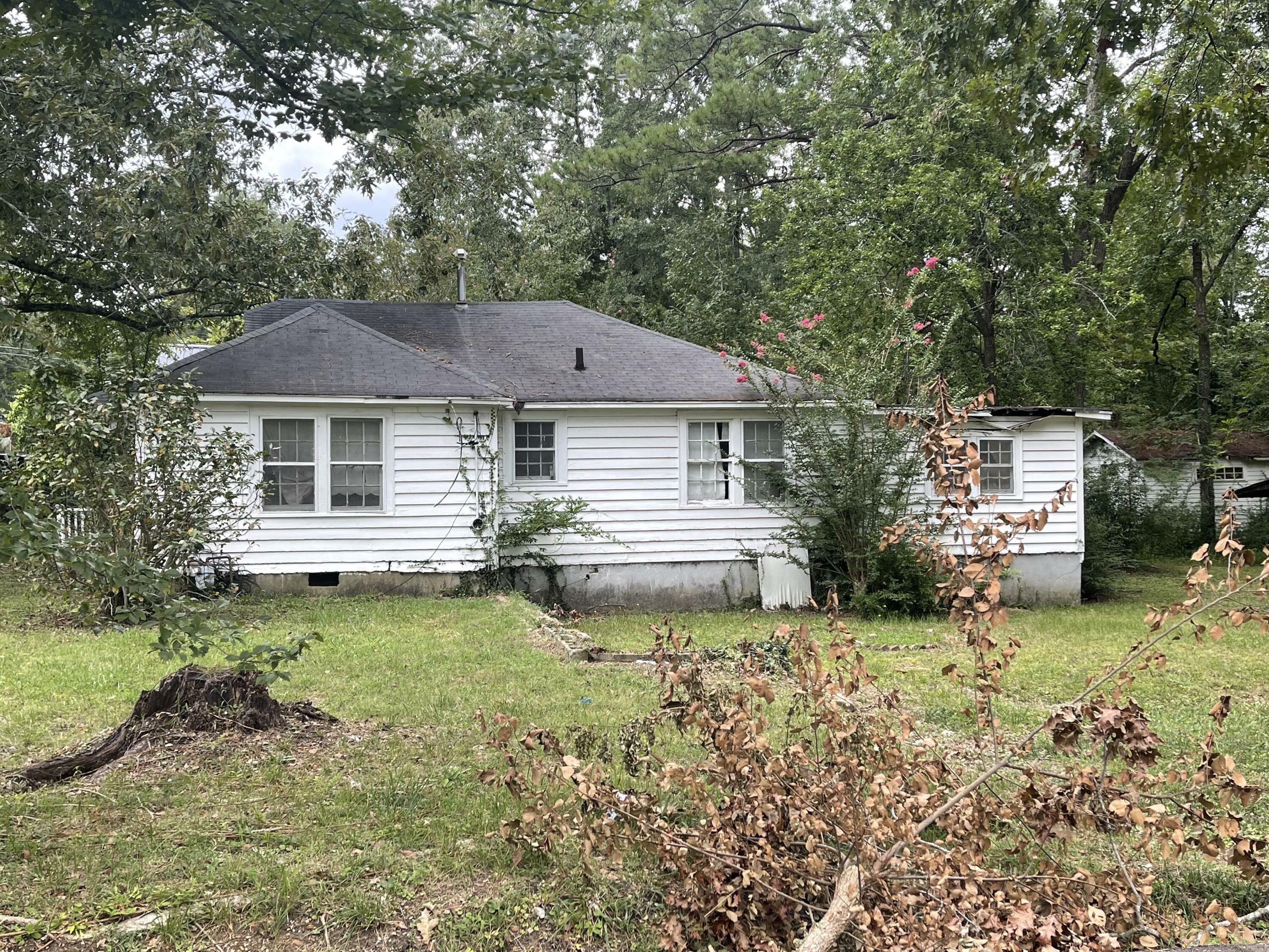 Property Photo: 1701-1604 E. 6th And Meeks St. MS 38834