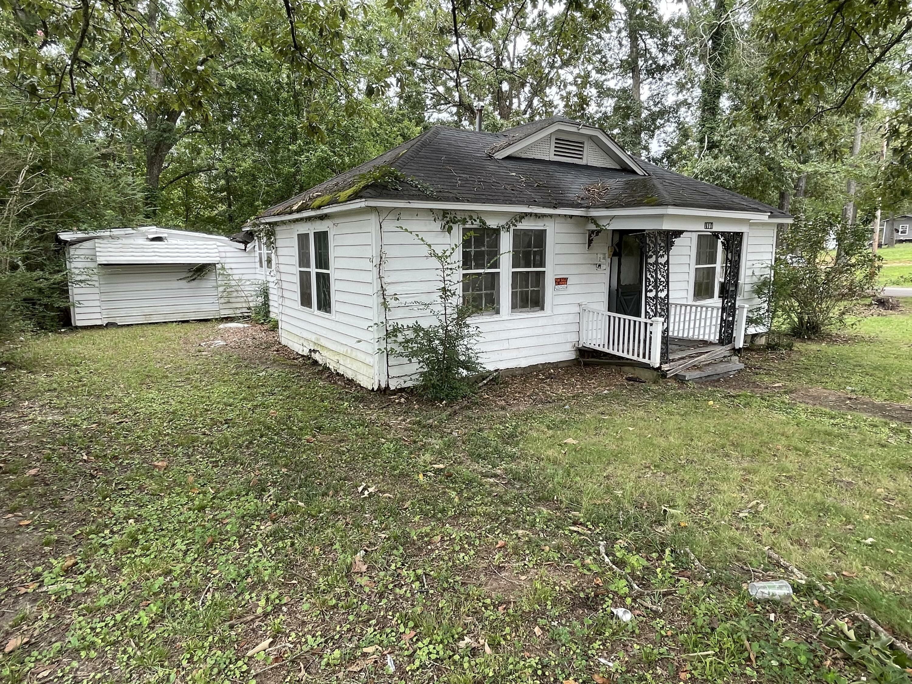 Property Photo:  1701-1604 E. 6th And Meeks St.  MS 38834 