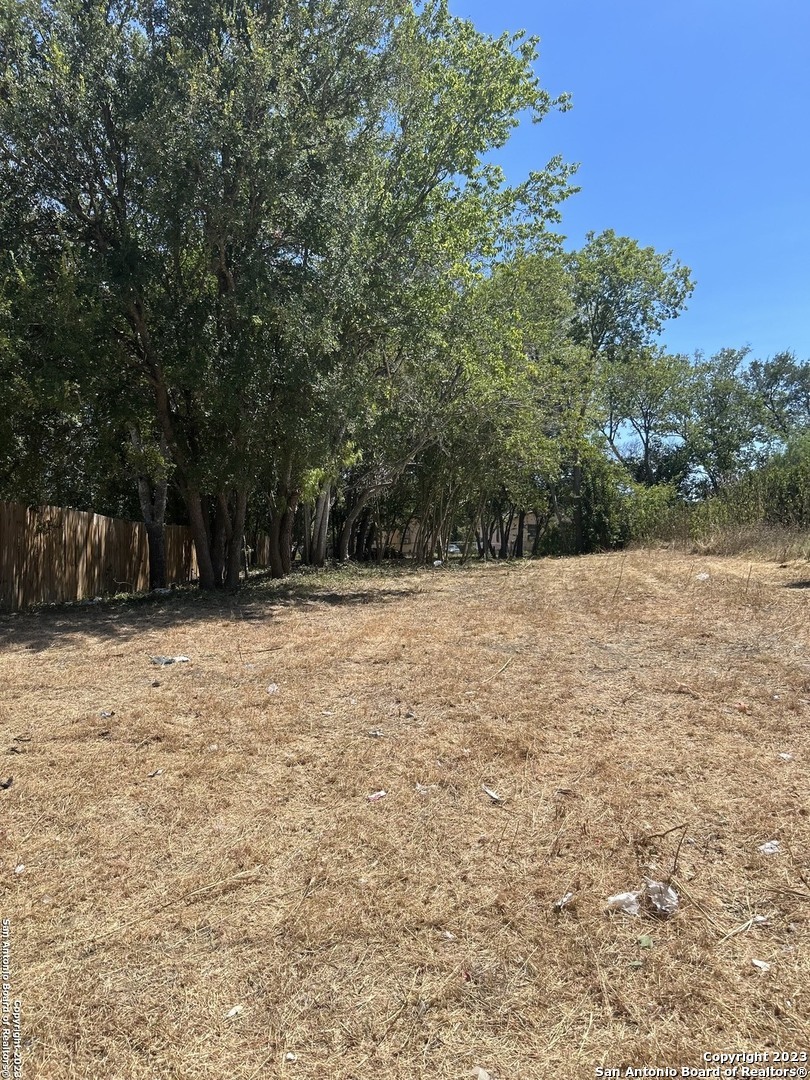 Property Photo: 910 Yucca St TX 78220