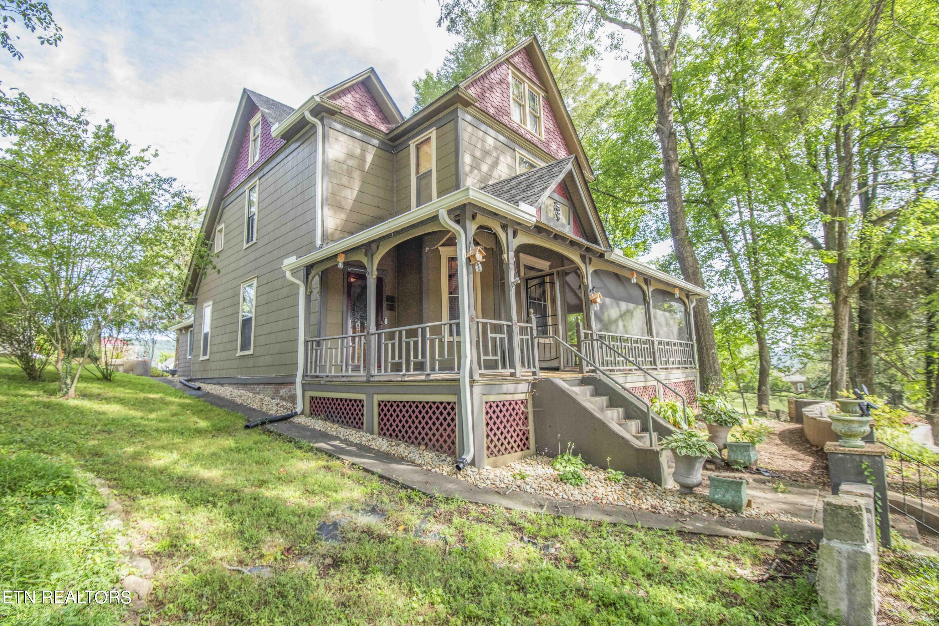 Property Photo: 725 Cumberland St TN 37748