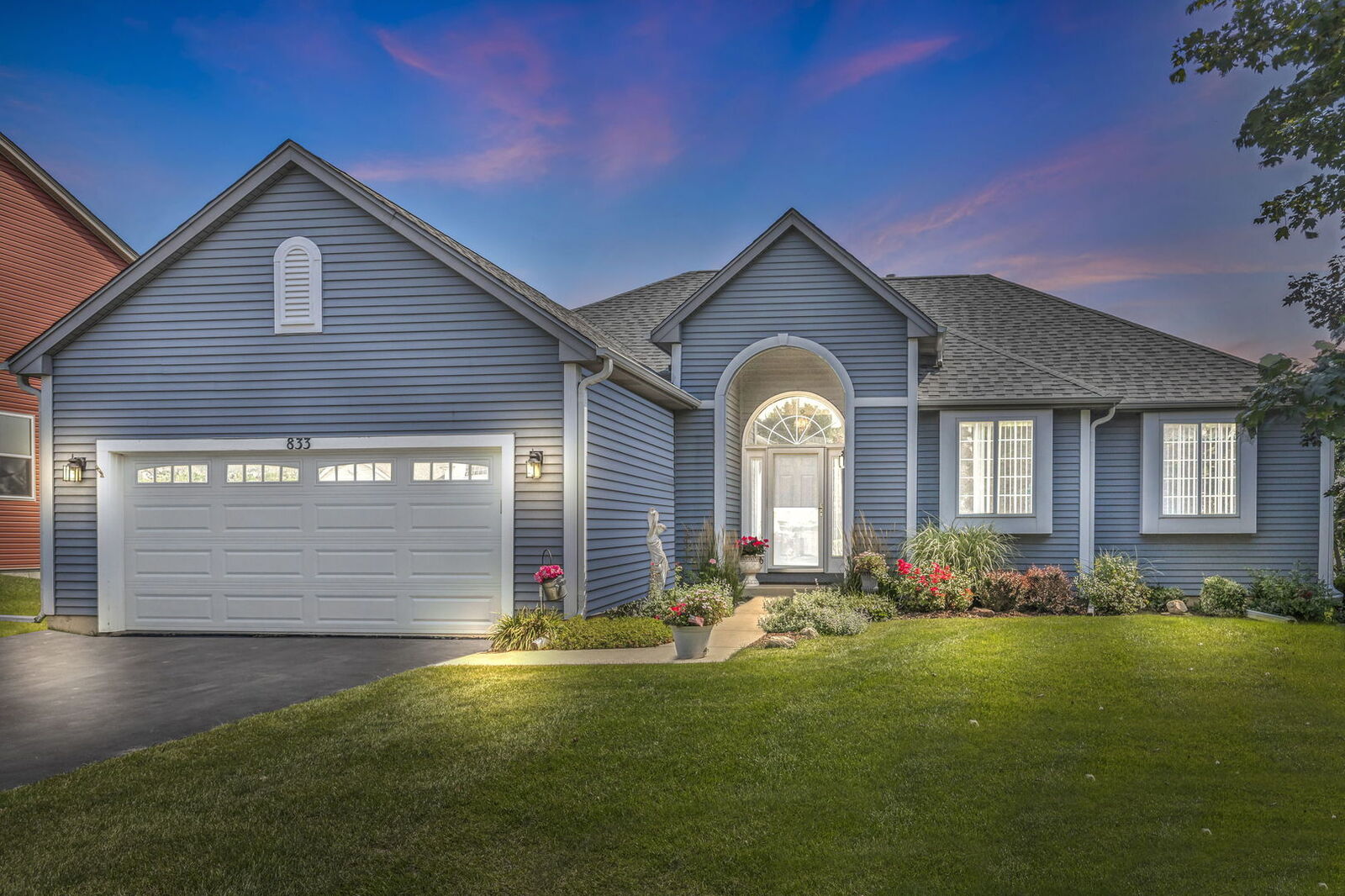 Property Photo:  833 Red Barn Lane  IL 60124 