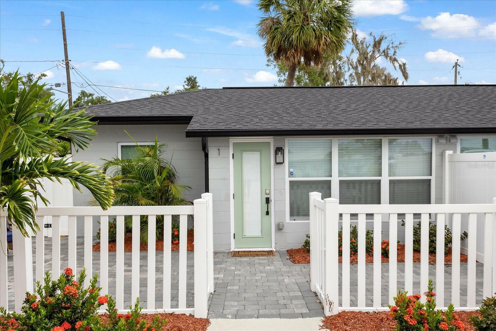 Property Photo:  4521 Edgewater Drive  FL 32804 