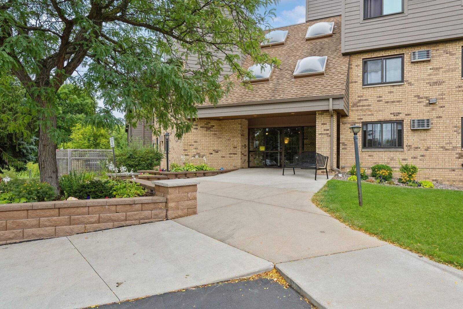 Property Photo:  1000 41st Avenue NE 215  MN 55421 