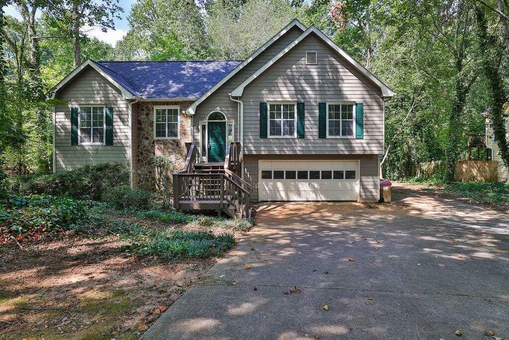 Property Photo: 6025 Rolling Oaks Lane GA 30040