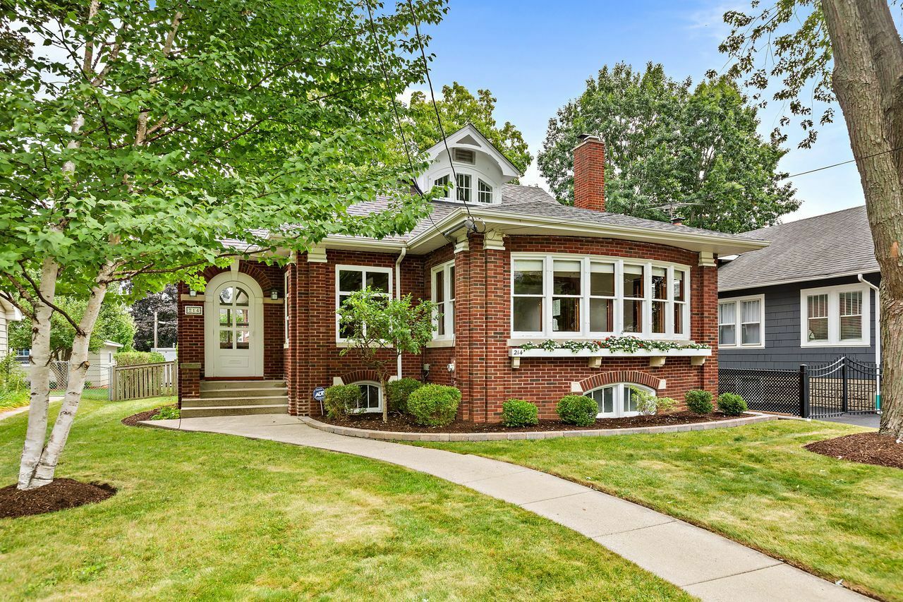 Property Photo: 214 Prairie Avenue IL 60048