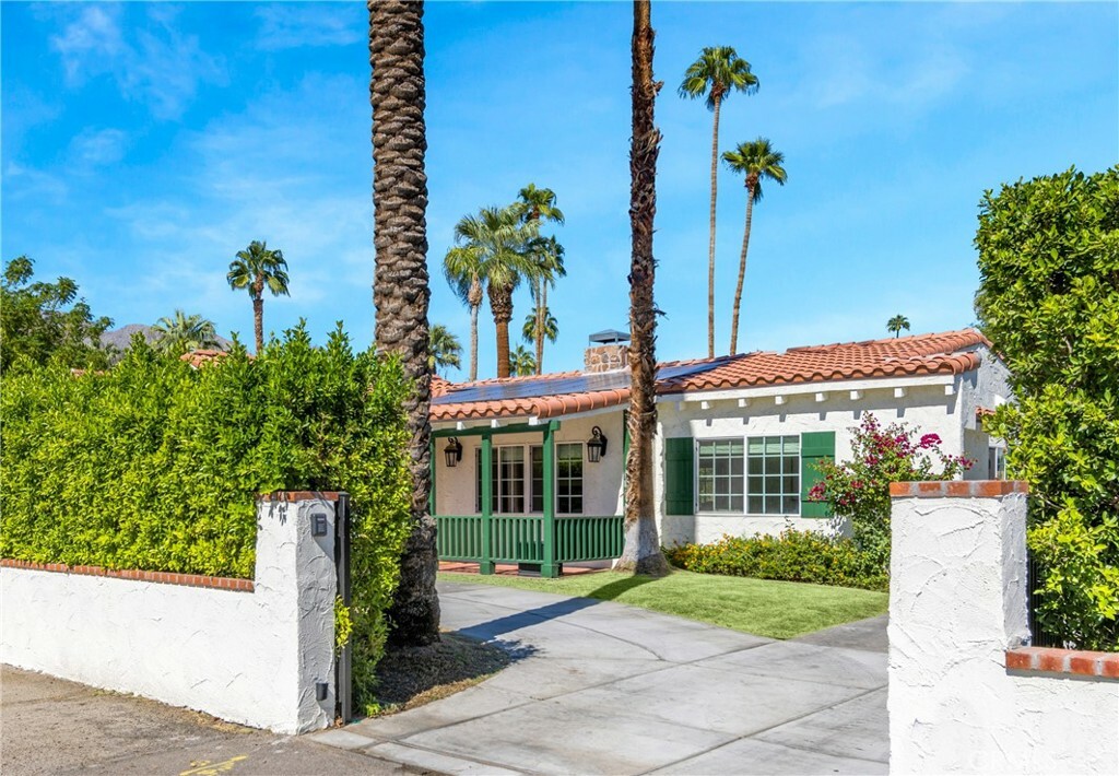 Property Photo: 418 E Via Colusa CA 92262