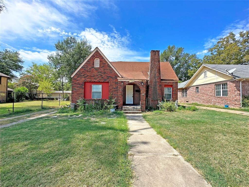 Property Photo:  1104 N Moore Avenue  TX 75702 
