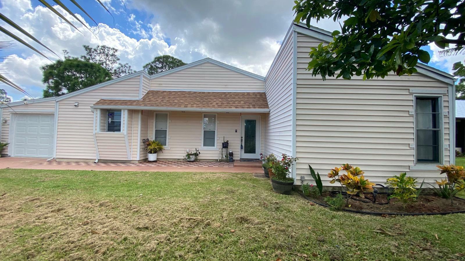 Property Photo: 112 SW Crescent Avenue FL 34984