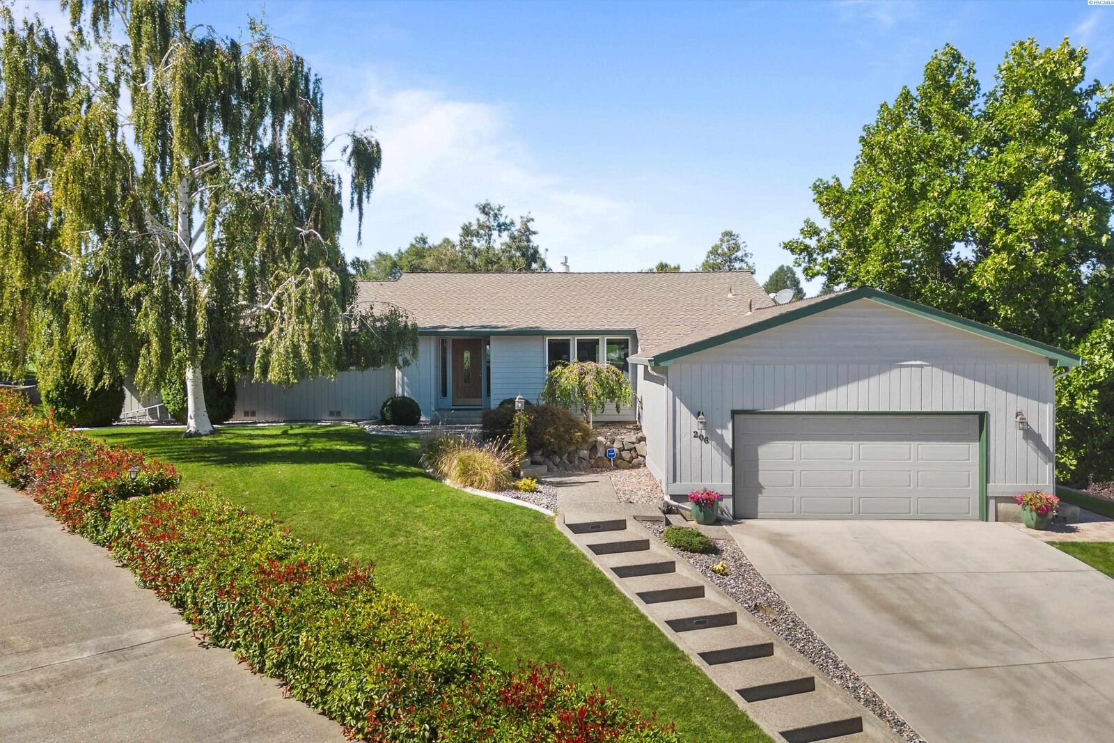 Property Photo: 206 Greenbriar West WA 99352