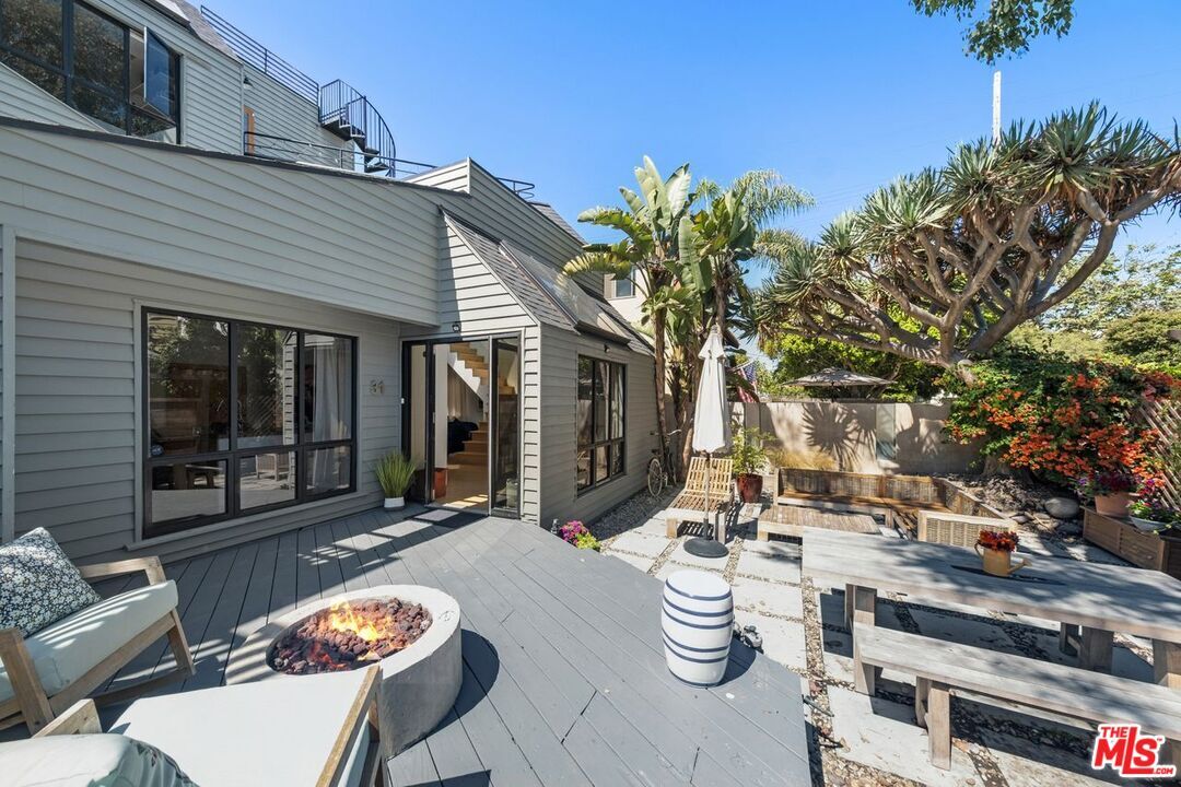 31   Buccaneer St  Venice CA 90292 photo