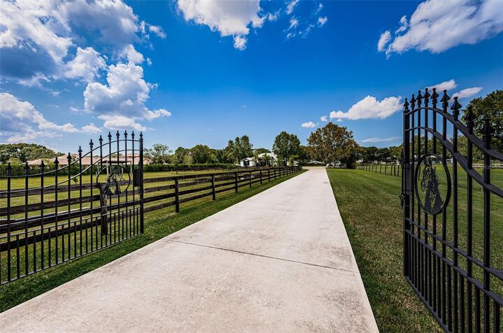 Property Photo:  344 Appaloosa Road  FL 34688 