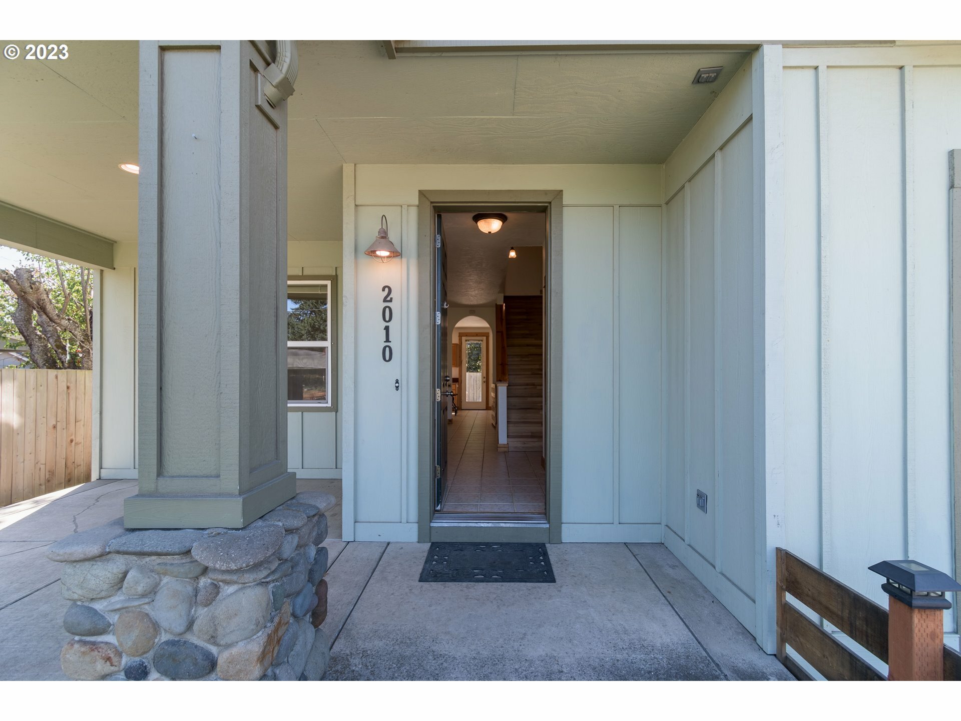 Property Photo: 2010 Holly Ave OR 97408