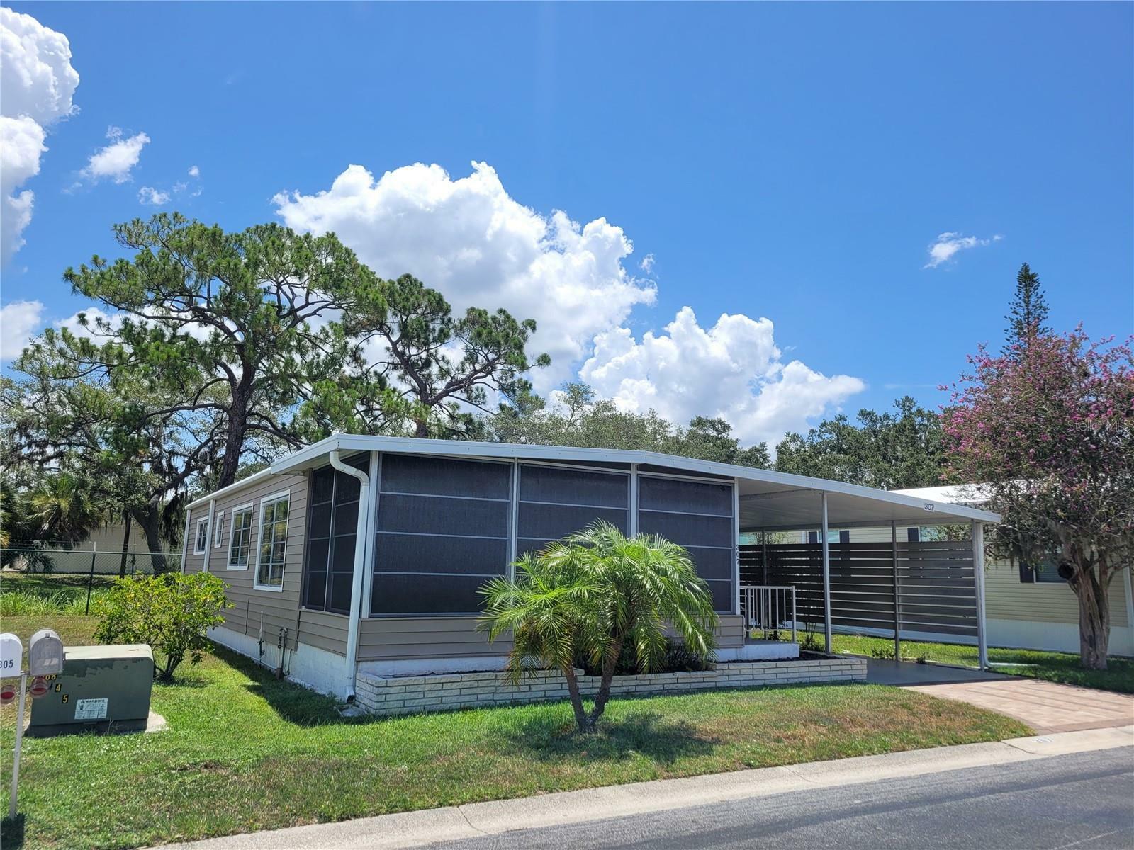 Property Photo:  307 Oakwood Boulevard E  FL 34237 