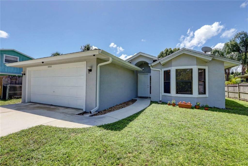 Property Photo:  886 SW 29th Terrace  FL 34990 