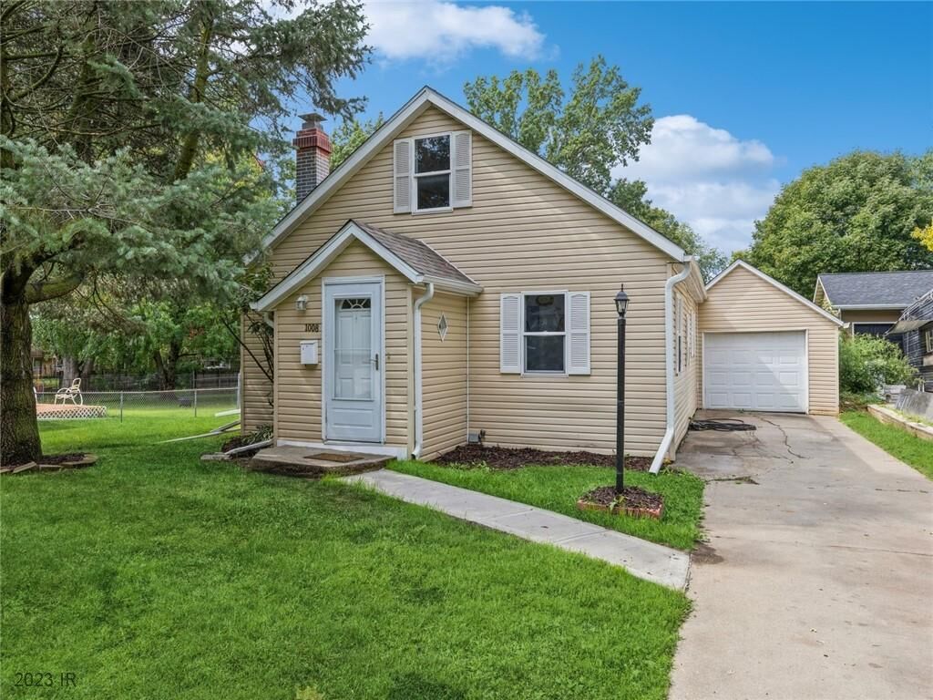 Property Photo: 1008 67th Street IA 50324