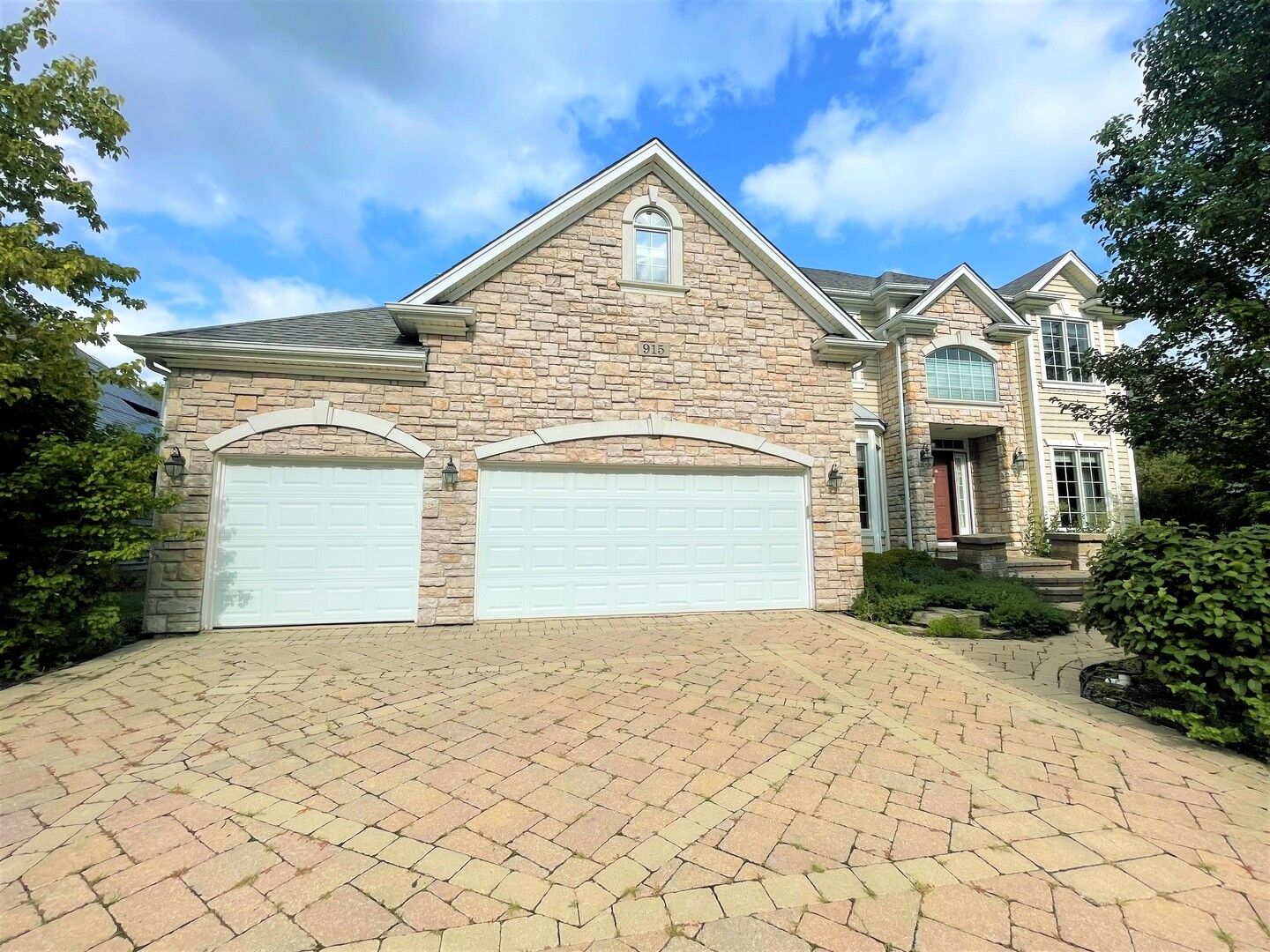 Property Photo: 915 Burnham Court IL 60502