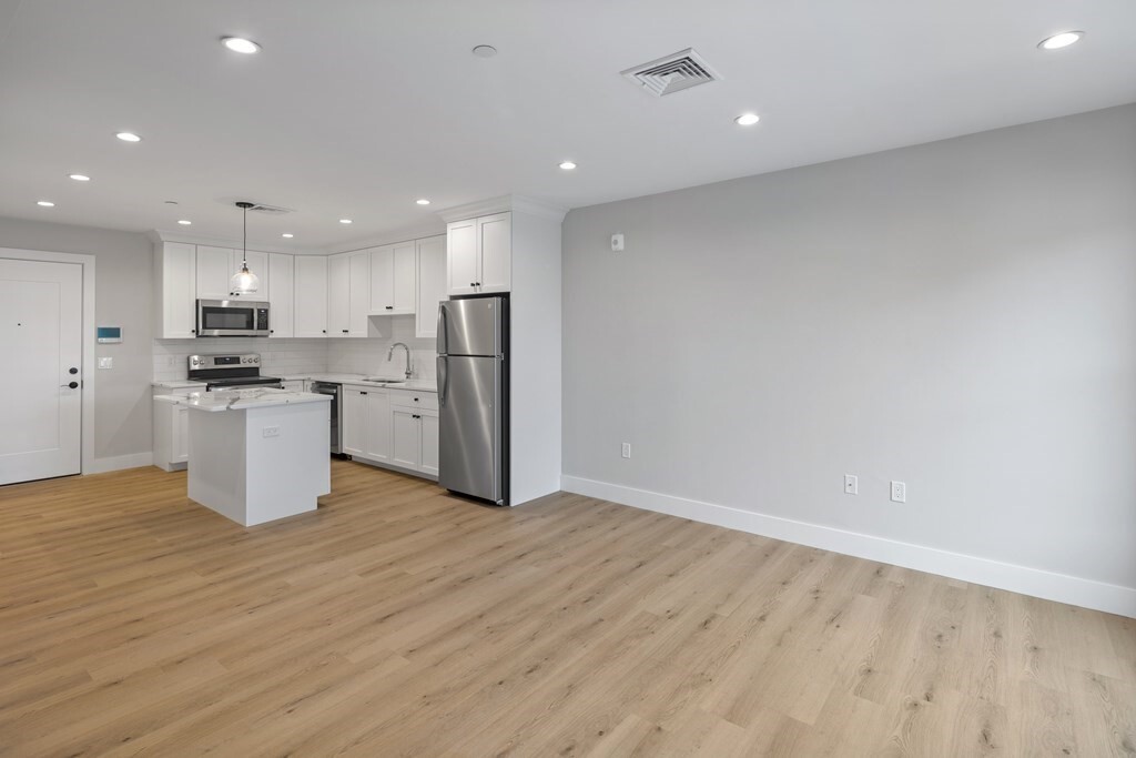 Property Photo: 186 Bedford St 206 MA 02420