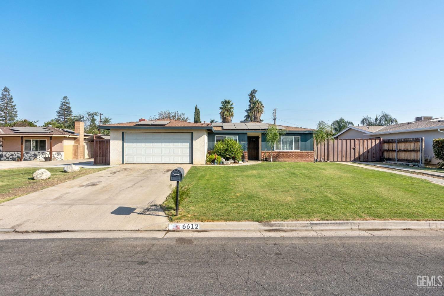 Property Photo:  6612 Cranbrook Avenue  CA 93308 