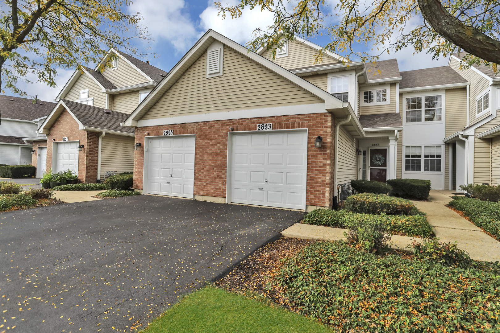 Property Photo: 2823 Kentshire Court 2823 IL 60564