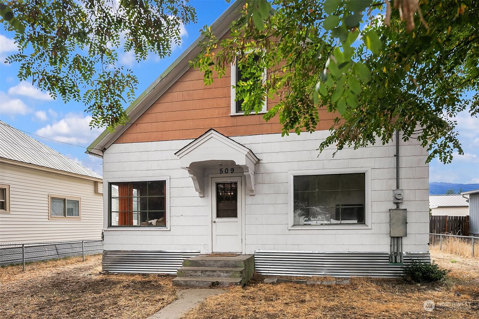 Property Photo:  509 Broadway Avenue  WA 98943 