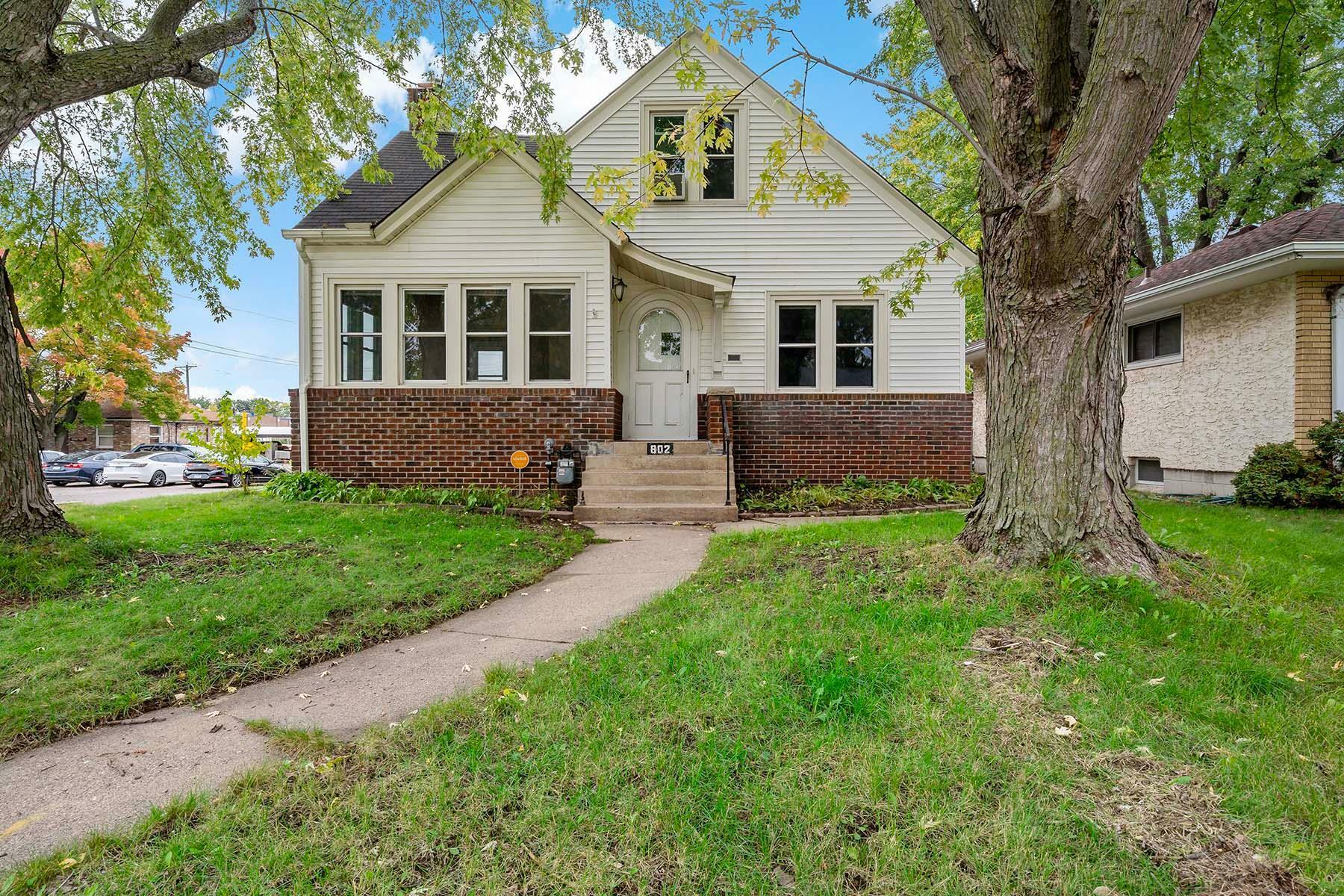 Property Photo:  802 Wheelock Parkway E  MN 55106 