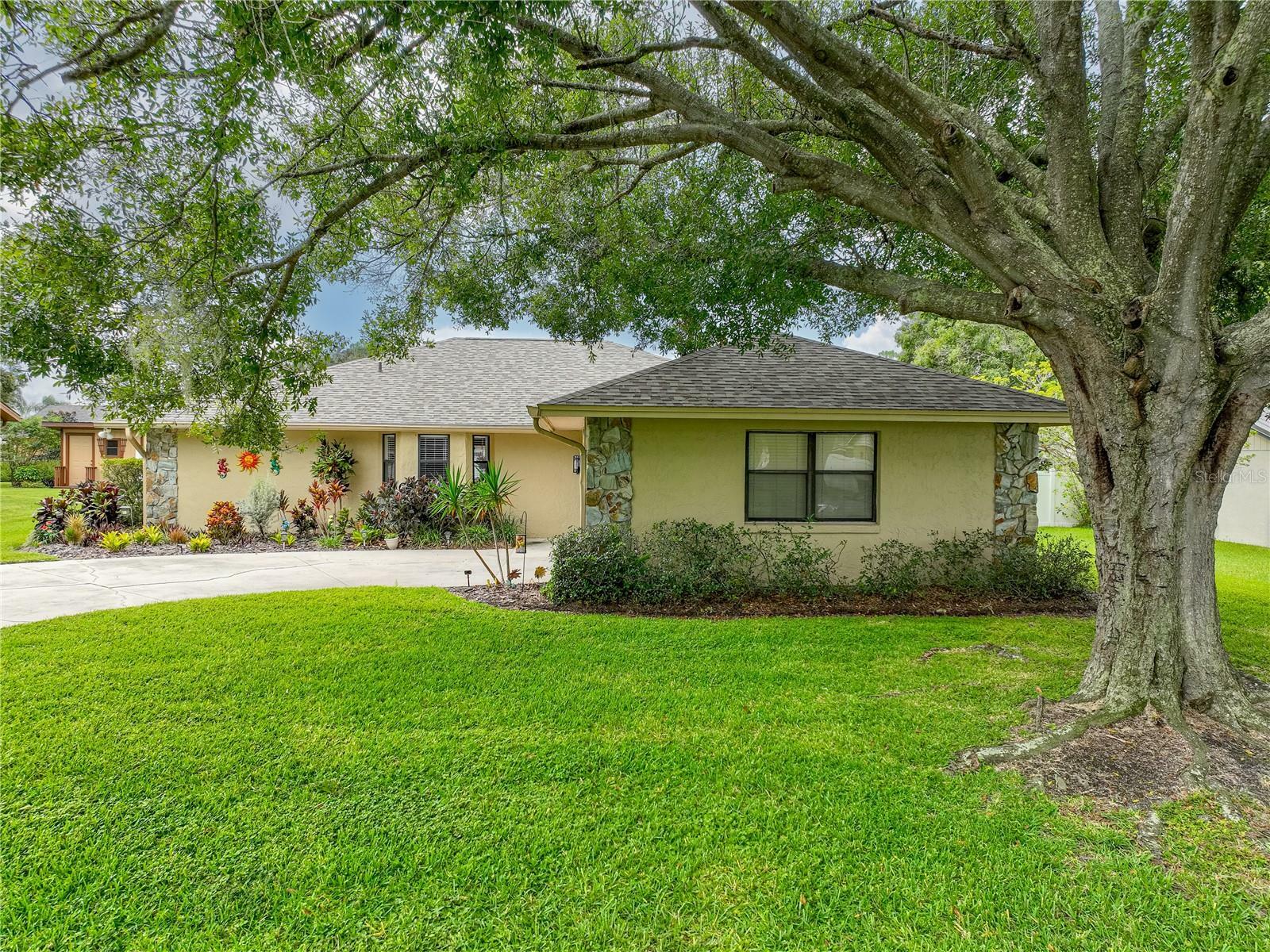 Property Photo:  805 Scott Lake Village N  FL 33813 