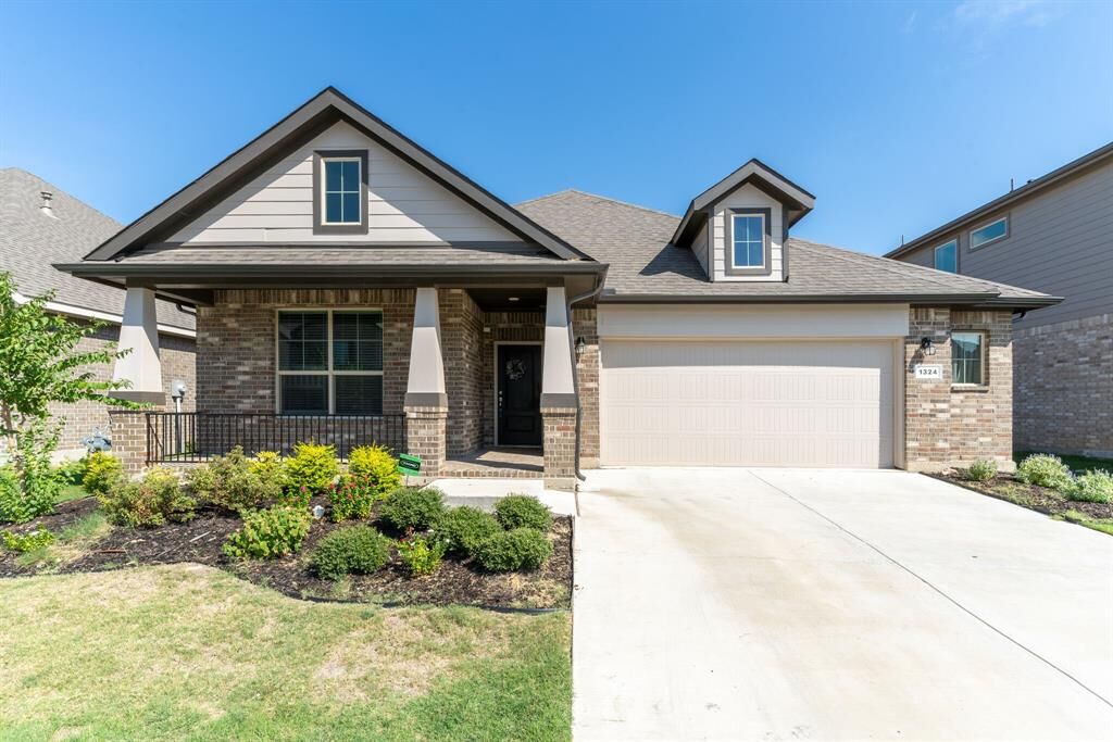 Property Photo: 1324 Millerbird Way TX 76226