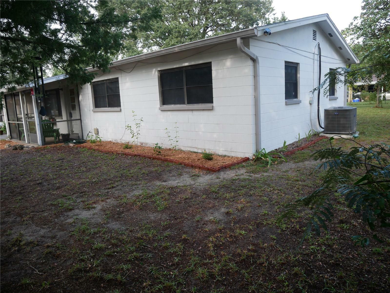 Property Photo:  1129 SE 18th Terrace  FL 32641 