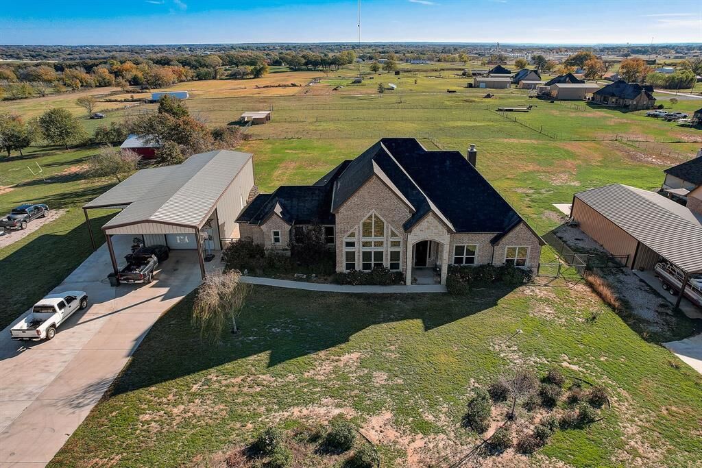 Property Photo: 580 Lazy B Lane TX 76082