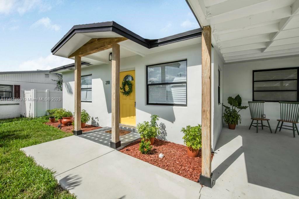 Property Photo:  218 SW 10th Ave  FL 33444 