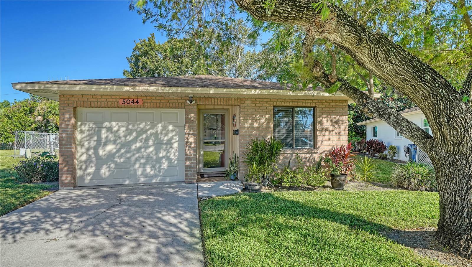 Property Photo:  5044 Live Oak Circle  FL 34207 