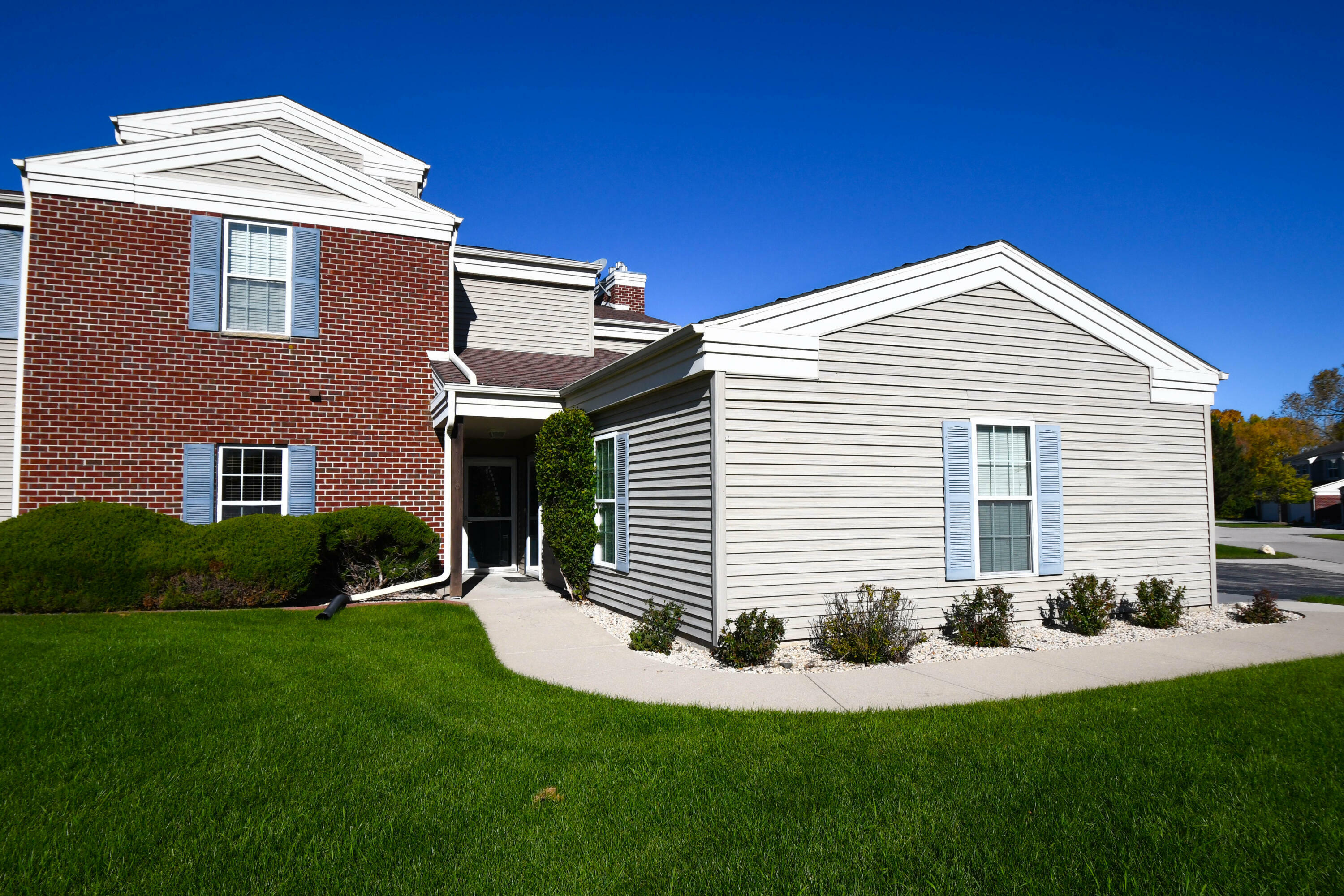 Property Photo: N16w26539 Golf View Ln B WI 53072